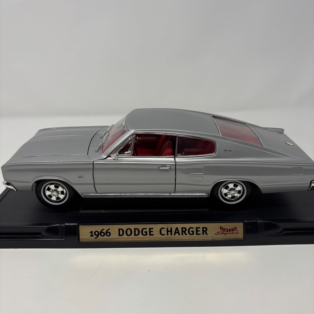 1966 Dodge Charger 426 Hemi Silver 1:18 Road Signature Diecast Model No Box